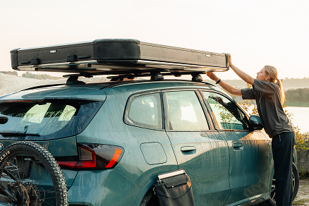 有人在车上搭建图勒屋顶帐篷
